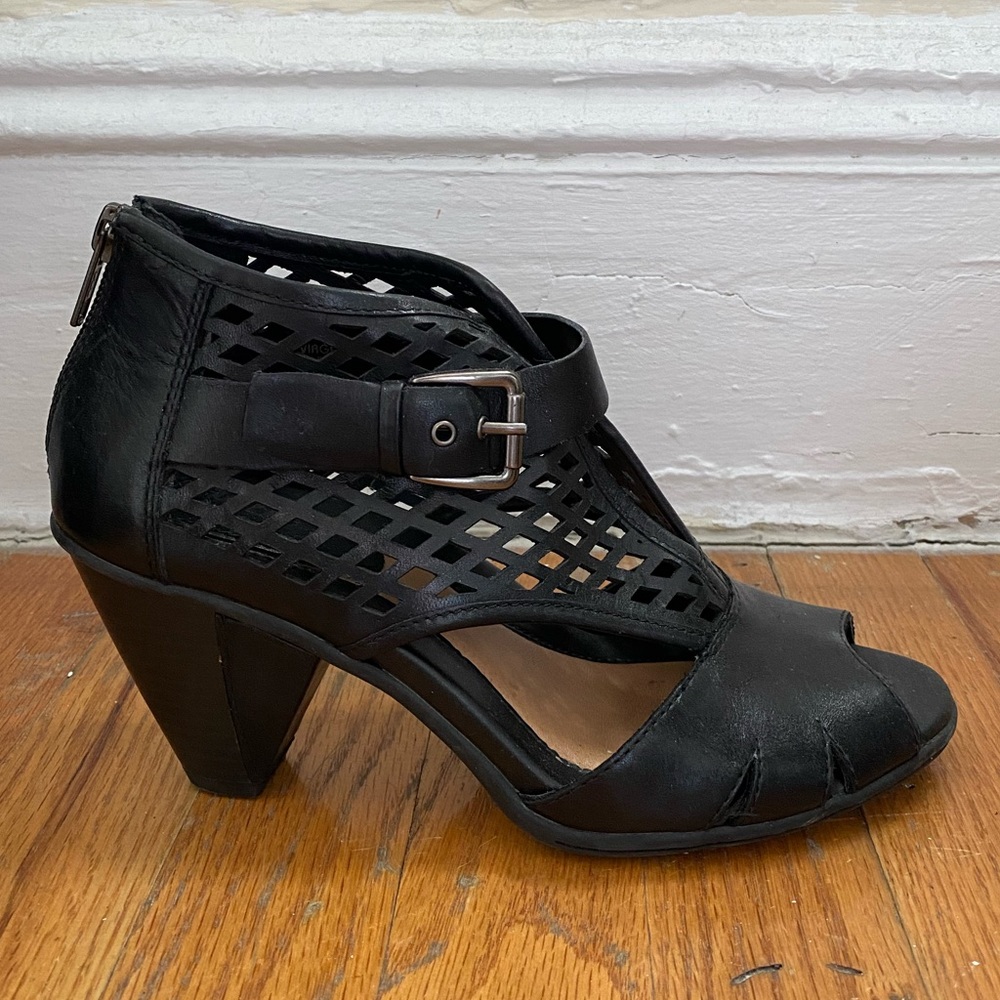 Earth black leather sandals heels